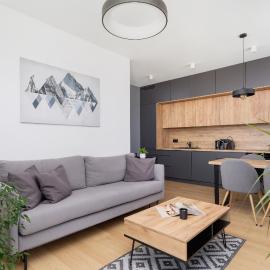 Modern & Spacious Apartment with Air Conditioning & Parking by Renters Prestige, hotel v Krakove