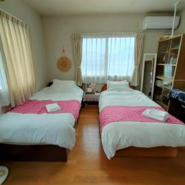 民泊マエダハウス B&B Maeda House โรงแรมในAira