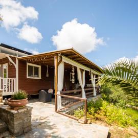 Hakuna Matata Holidays wooden lodge with airco & pool in Greek Olive Grove, hotell i Methoni