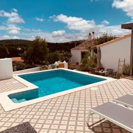 Casa na Colina : The Cottage and The Long House