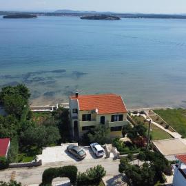 Apartments by the sea Tkon, Pasman - 6262, hotel en Tkon