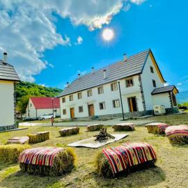 Mik Hotel Vermoshi, хотел в Vermosh