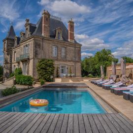 Le Château des Tourelles en Vendée, מלון בLa Gaubretière