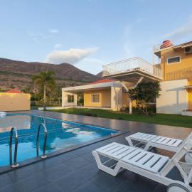 Lakeside Summers by VEO, StayVista - 5BHK Mountain-View Villa with Private Pool