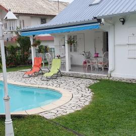 Chez Mimose et Henri, hotel in Saint-Benoît