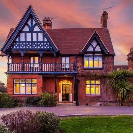 The Windsor Tapestries by Casa by Grace - Luxury 4 Bed House, Private Hot Tub Hire, Free Parking & Dog Friendly