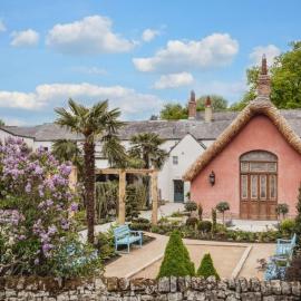Le Petit Chateau & William de Percy، فندق في أوتيربيرن