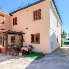 Apartment Alba, hotel a Brtonigla