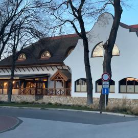 Kaštiel Boncz, hotel a Dvory nad Žitavou