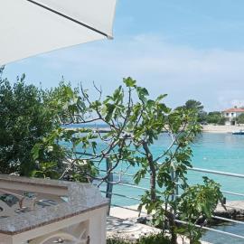 Beachfront House Ugor