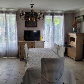 Gite chez Odile maison entiere 6 personnes, hôtel à Cellettes