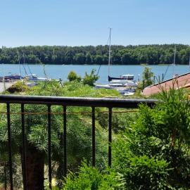 Pokój z tarasem na jezioro, Mikołajki