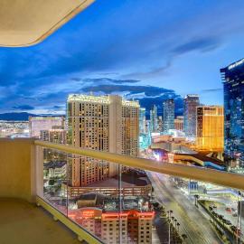 MGM Signature-27-805 F1 Track & Strip View Balcony: Las Vegas'ta bir otel