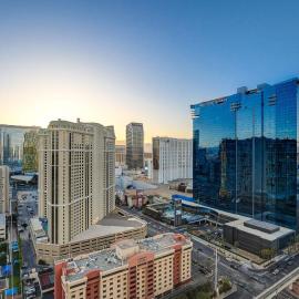 MGM Signature-28-705 F1 Track & Strip View Balcony, hotel v Las Vegas