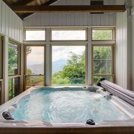 Deck & Stunning Mountain Views: Gatlinburg Home!