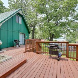 Lakefront Retreat | Hot Tub, Pool & Boat Dock – hotel w mieście Grove