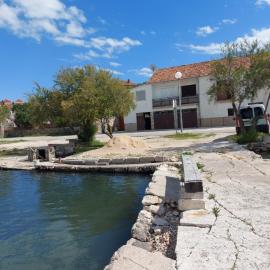 Apartman Luka، فندق في Jadrtovac