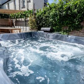 4 The Old Schoolhouse: Parking, hot tub, garden, air con, hotel in Whitstable