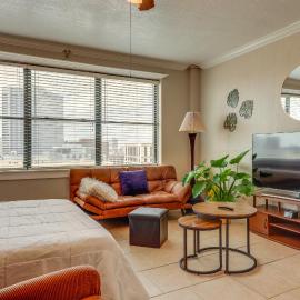 Downtown Jacksonville Studio w/ City Views!, hotel in Jacksonville