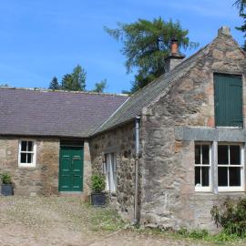Steading Cottage - Craigievar Castle, hotel in Alford