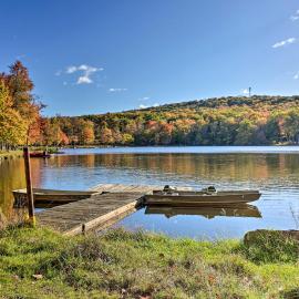 Deck & Screened Porch: Pocono Lake Vacation Rental, hotel i Pocono Lake