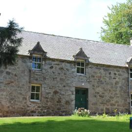 South Mains Cottage - Craigievar Castle، فندق في Alford