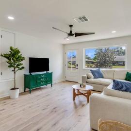 Central Lafayette location w/King Bed & Coffee Bar, hotel in Lafayette
