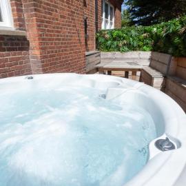 2 The Old Schoolhouse: En-suite, hot tub, parking, pets, hotel in Whitstable