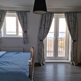 Beach View Couples Retreat Aberavon Beach Direct Seafront panoramic Sea Views large driveway parking