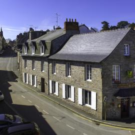 Logis Hôtel du Commerce, hótel í Quintin