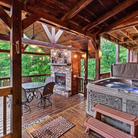 Incredible Views! - Pet Friendly - Aska Adventure Area - Bearfoot Bungalow，藍嶺的飯店