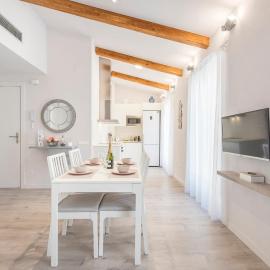 Lovely and bright apartment in the heart of Banyoles，班約萊斯的飯店