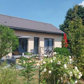 Gîte cossu avec vélos, option bien-être et spa estival de long de la Véloscénie, hôtel à Montigny-le-Chartif