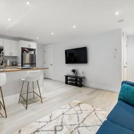 Beautiful 1 bedroom apartment - private entrance, hotel in Moncton