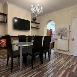 Palaz 7 - 5 bedroom house، فندق في إدمونتون