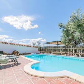 Gorgeous Home In La Cardenchosa, hotel a La Cardenchosa