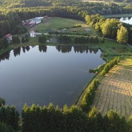 Mieszkanie nad jeziorem Rydzówka+prywatny staw+plaża+Mazury, hotelli kohteessa Srokowo