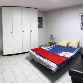 Muttenz में, होटल Basel - 5 mins away - Modern Basement Studio with Kitchen 35m2 in Muttenz