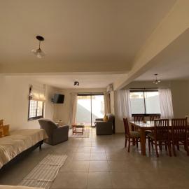 Excepcional apartamento, con patio cochera y parrilla en el centro, hotel in La Cieneguita