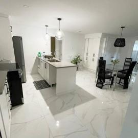 Stylish and luxurious apartment basement unit, hotel u gradu Longej