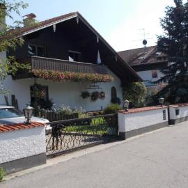 ROOM in apartment LOT SPACE & option COOKING & terrace - 9 km from A8 highway & superfast self checkin, hotel em Bruckmühl