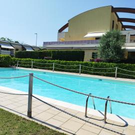 Appartamento L'Azalea - a due passi da Numana con grande terrazzo e piscina condominiale stagionale, hotel en Sirolo