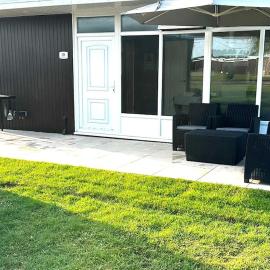 Beautiful Chalet, 18 Cordova, Selsey Country Club, hotel in Selsey