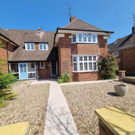 6 Bedroom Huge Holiday Home with parking, hotel in Luton