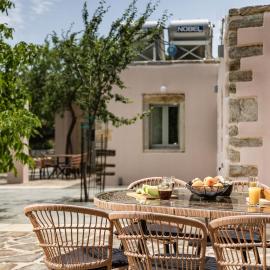 Serenity Village، فندق في Apeiranthos