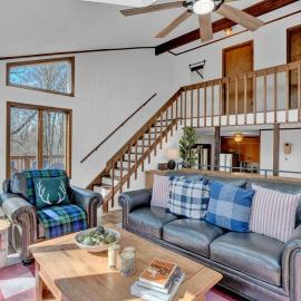 Serene & Fun Family Gem ~ Big Bass Lake Community!, hotel in Gouldsboro