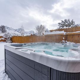 Modern home near UVU and BYU with hot tub and mountain views，奧勒姆的飯店