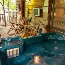 Cozy Cabin: River View with Hot Tub, hotel a Dahlonega