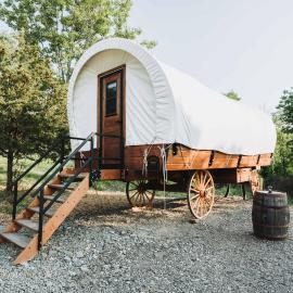 Heated & AC Full Bathroom Covered Wagon, hotelli kohteessa Penn Yan