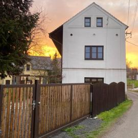 Pokoje v chalupě pod Milešovkou, hotel in Velemín